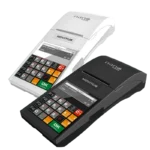 Kasa fiskalna Novitus NANO ONLINE w kolorze białym i czarnym – widok z góry po skosie