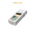 Kasa fiskalna NOVITUS ONE PRO - widok z boku pod kątem. Kasa w kolorze białym