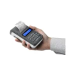 Kasa fiskalna POSNET MOBILE ONLINE - widok z góry trzymana w ręce
