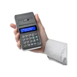 Kasa fiskalna POSNET MOBILE ONLINE - widok z góry, kasa trzymana w ręku